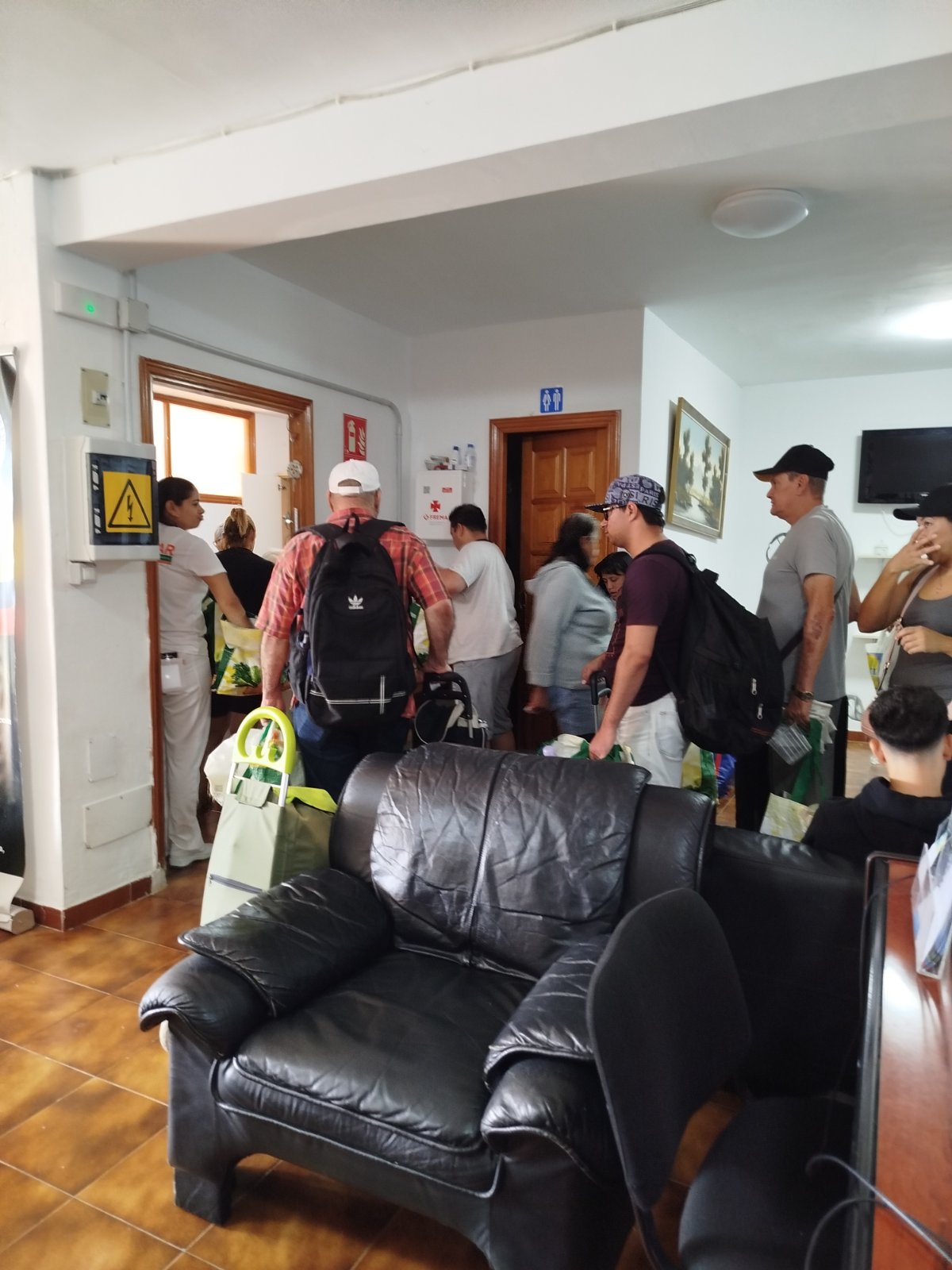 Solidaridad sin fronteras: La AACV culmina con éxito sus jornadas de reparto de alimentos de agosto y septiembre de 2026